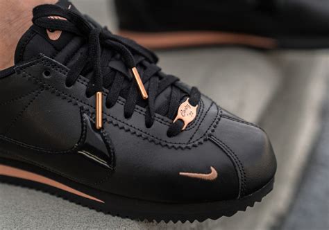nike cortez zwart rose
